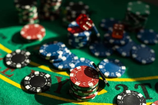 Free spins feature activation and expanding symbol display